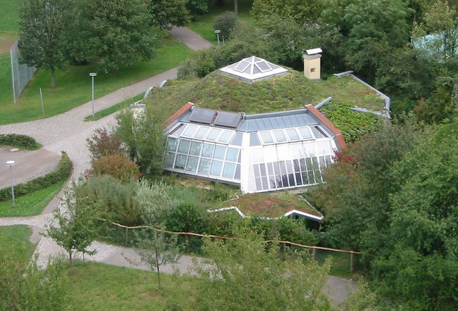 Die Freiburger Ökostation mit bepflanztem Holzkuppeldach, 2011. Foto: Ralf Hufnagel, CC BY-SA 3.0