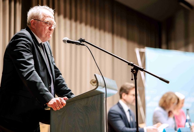 Der Kreisvorsitzende Rainer Wieland am Rednerpult. Foto: Hannes Griepentrog