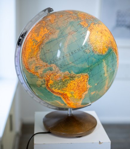 Der Globus steht für die Macht der Kunst: Sie umfasst die ganze Welt. 