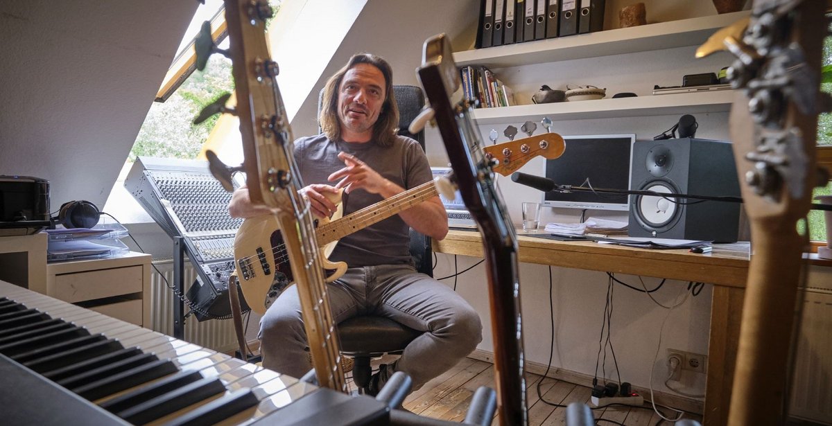 Blick zurück im Mini-Aufnahmestudio oben unterm Dach.