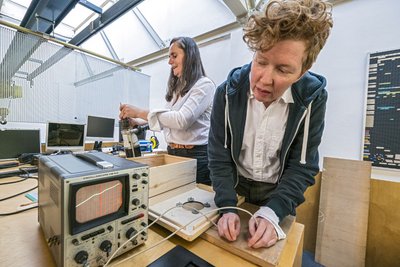 Nana Hülsewig (links) und Fender Schrade bei der Vorbereitung ihrer Ausstellung "Norm ist F!ktion". Foto: Joachim E. Röttgers