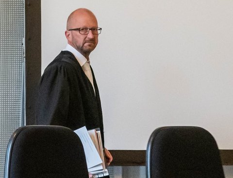 Richter Axel Heim geht demonstrativ sorgfältig vor. 