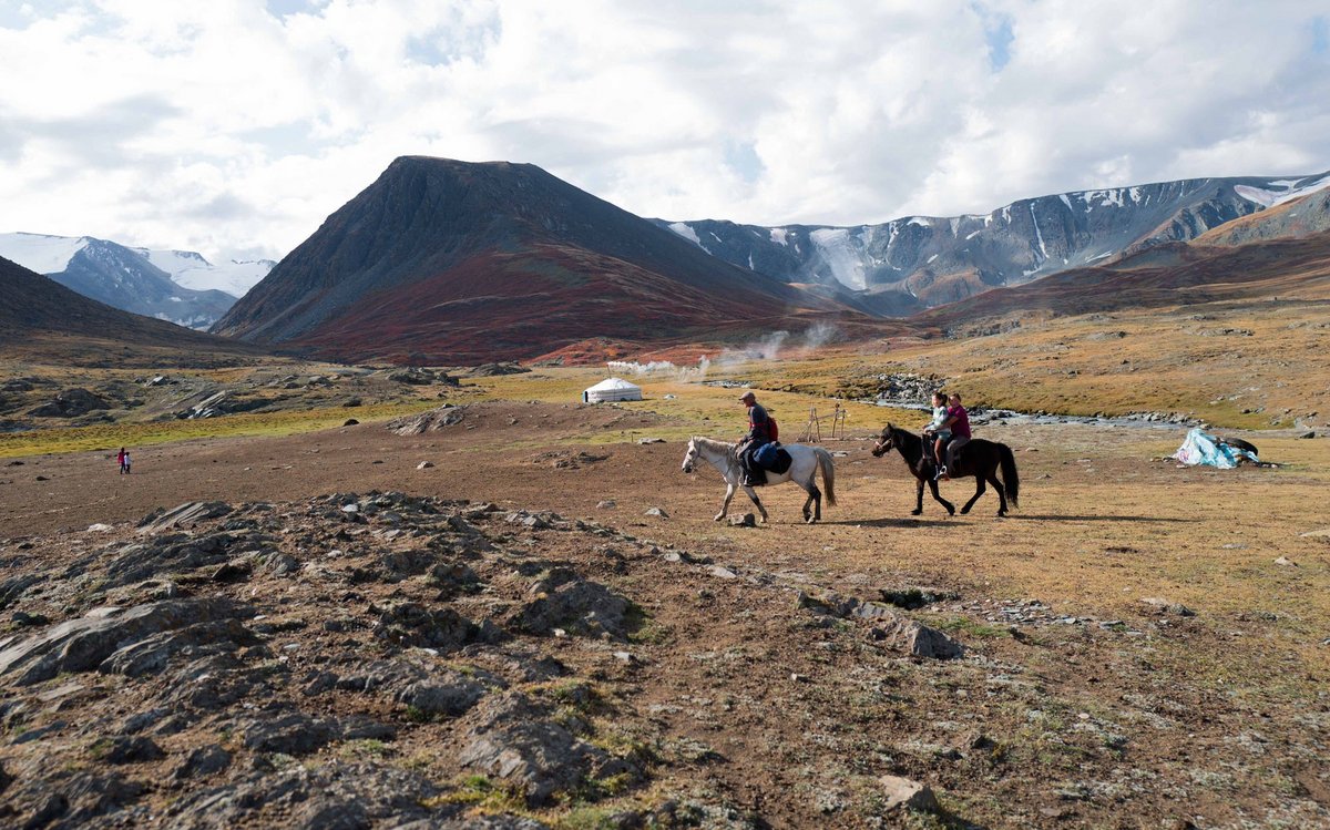 Im mongolischen Altaigebirge steht eine lange Reise an. Später steigen die Kinder in einen Jeep, der sie zur Schule fährt. 120 Kilometer hin und zurück.