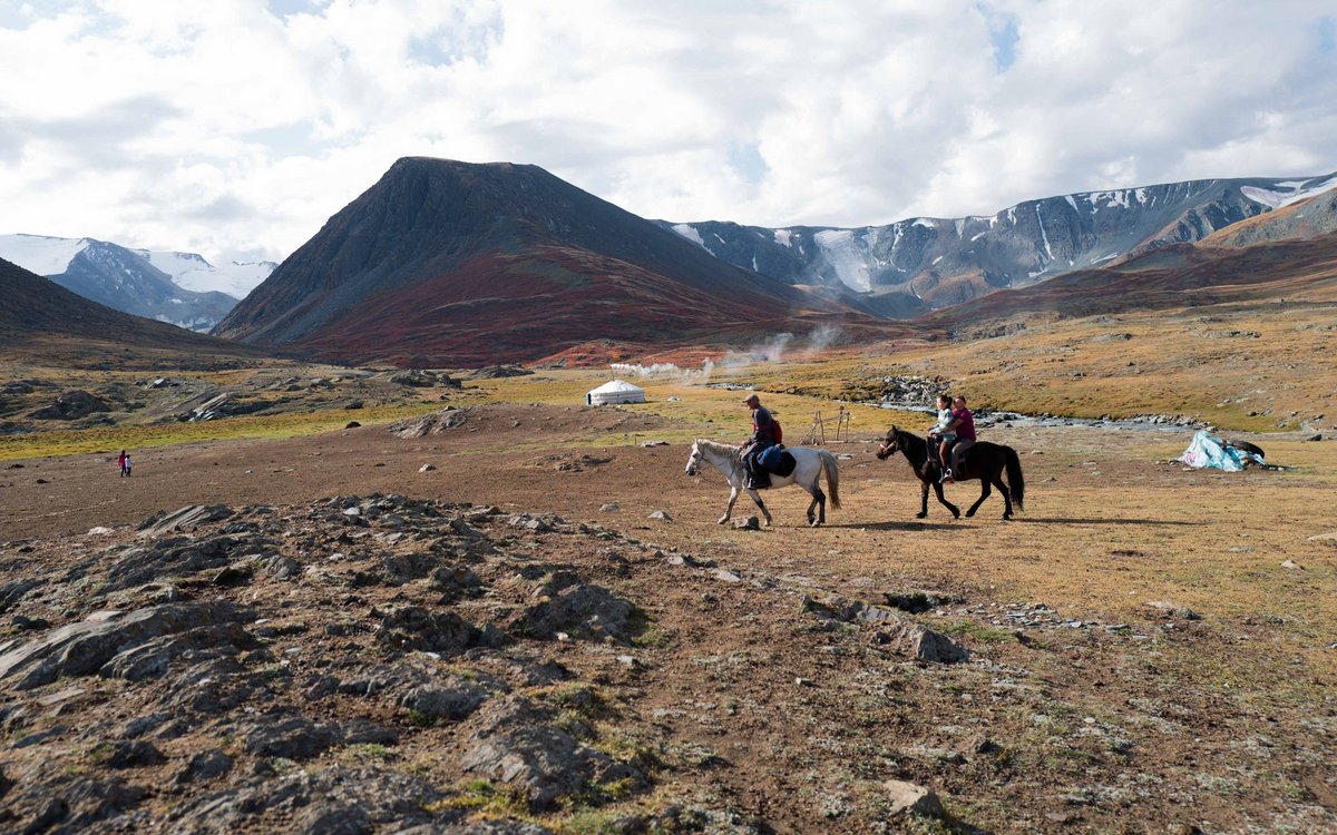 Im mongolischen Altaigebirge steht eine lange Reise an. Später steigen die Kinder in einen Jeep, der sie zur Schule fährt. 120 Kilometer hin und zurück. Im mongolischen Altaigebirge steht eine lange Reise an. Später steigen die Kinder in einen Jeep, der sie zur Schule fährt. 120 Kilometer hin und zurück.