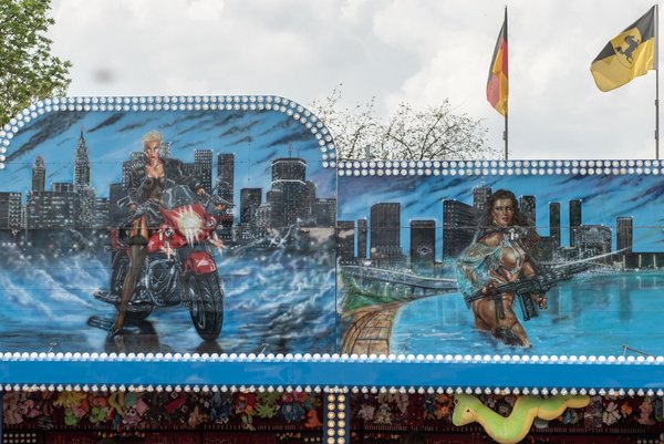 Wer hat hier was gegen nackte Frauen und phallische Waffen gesagt? 