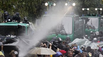 Wasserwerfer im Stuttgarter Schlossgarten. Bald auch in London aktiv? Foto: Joachim E. Röttgers