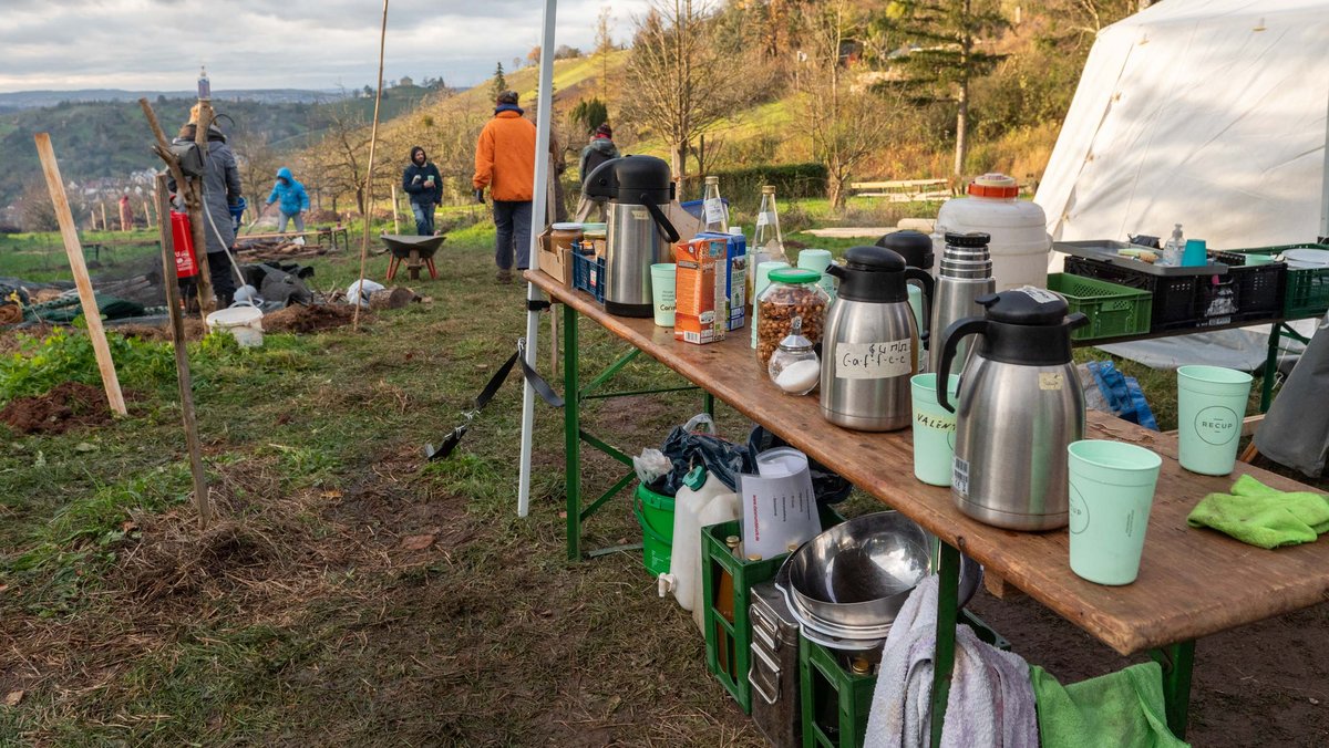 ... am Küchenzelt versorgt sich jede:r nach eigenem Gusto.