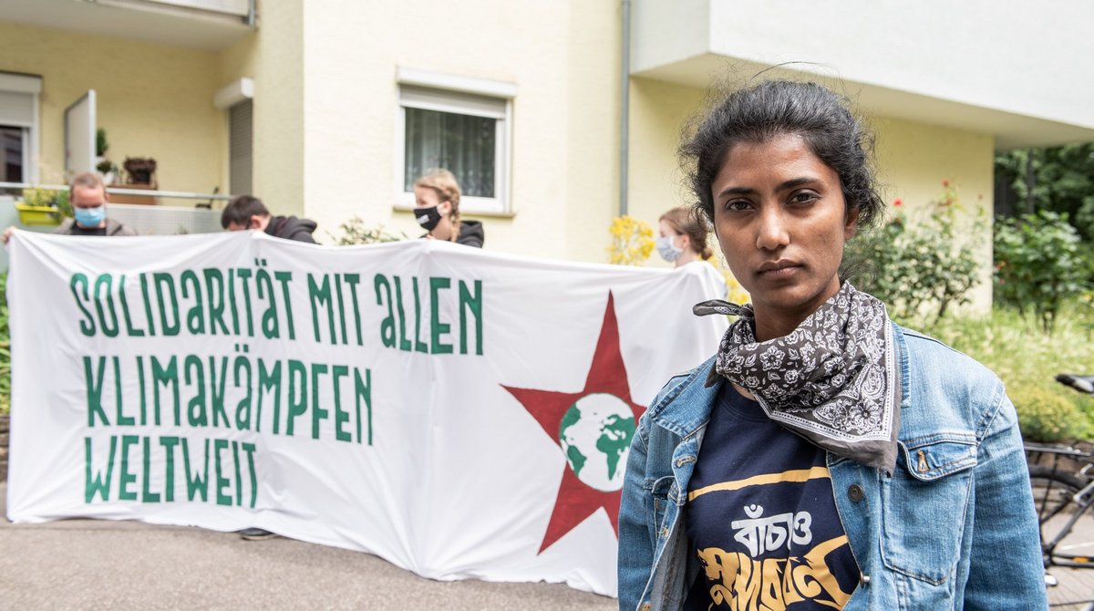 Fridays und die Umweltschützerin Tonny Nowshin demonstrieren in Stuttgart gegen das Kohlekraftwerk in Bangladesch. Foto: Jens Volle