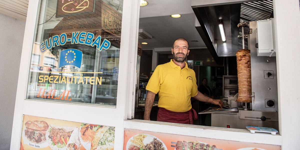 Was heißt Döner auf Französisch? Salmans Verkauf jedenfalls ist auf ein Fünftel gesunken. Was heißt Döner auf Französisch? Salmans Verkauf jedenfalls ist auf ein Fünftel gesunken.