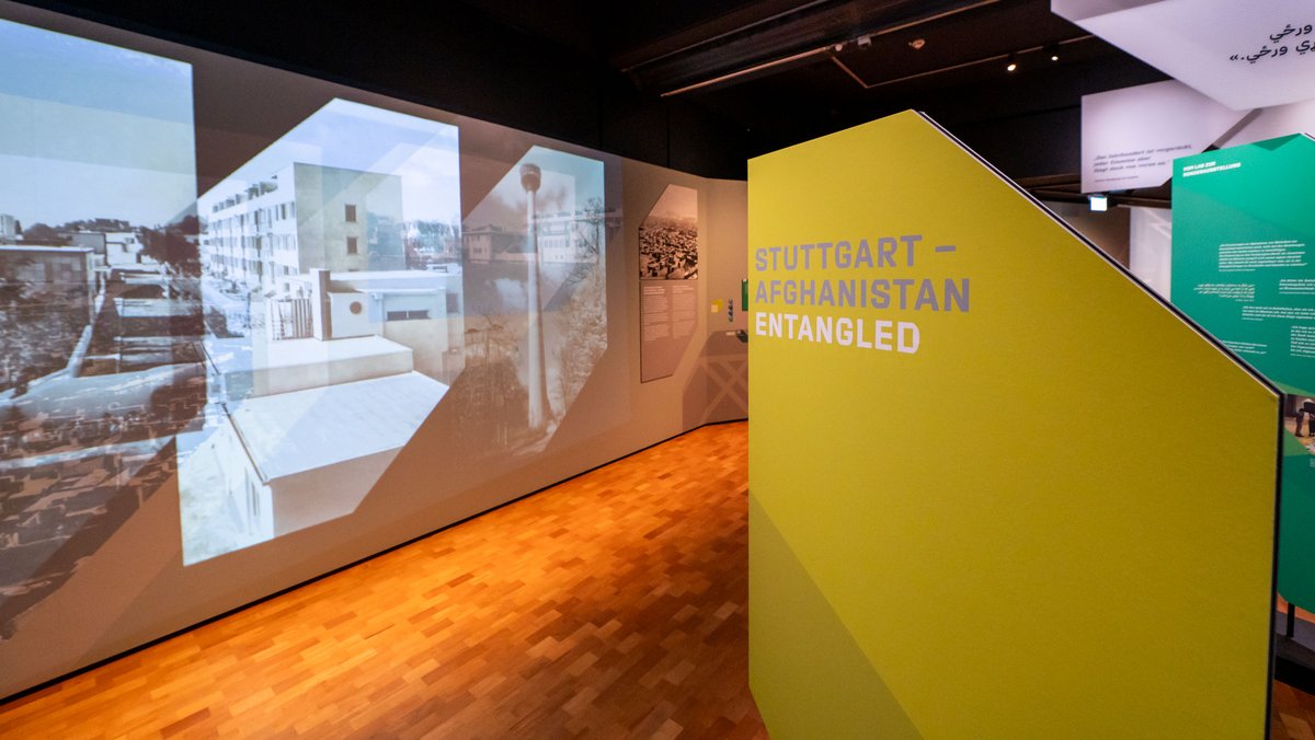 Im Eingangsbereich die Stuttgarter Wahrzeichen Weißenhof und Fernsehturm ...