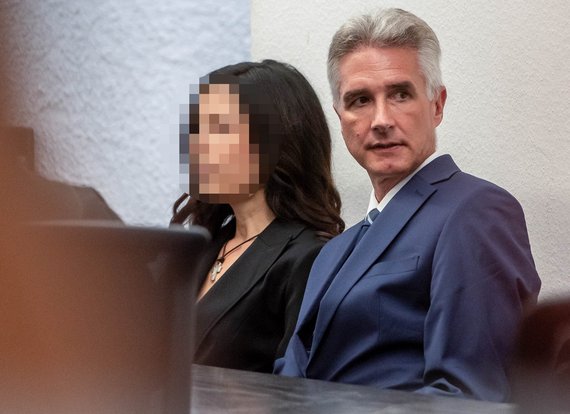 Der freigesprochene, weiterhin suspendierte, aber voll bezahlte IdP. Seine Ehefrau sitzt neben ihm auf der Anklagebank.