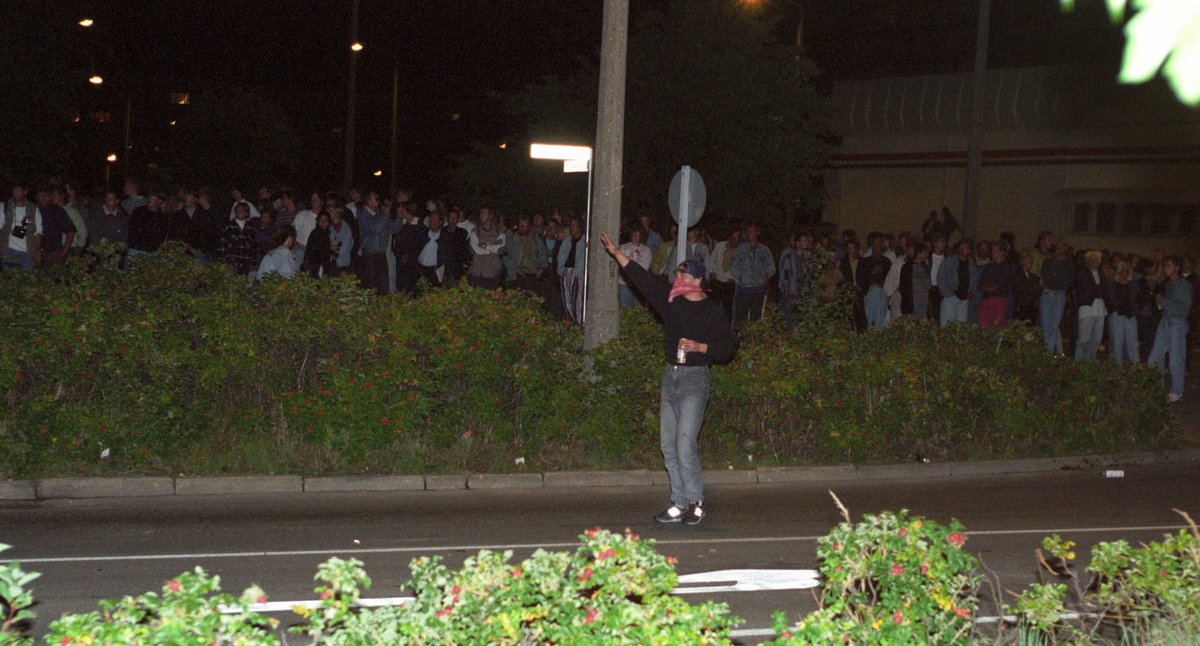 In der Nacht zum 27. August 1992 in Rostock-Lichtenhagen: Hitlergruß vor dem Zentralen Asylbewerberheim Mecklenburg-Vorpommerns. Eine Woche lang randalierten dort bis zu 1.200 rechtsradikale Gewalttäter, beklatscht von bis zu 3.000 Schaulustigen. Foto: Jens Kalaene, dpa