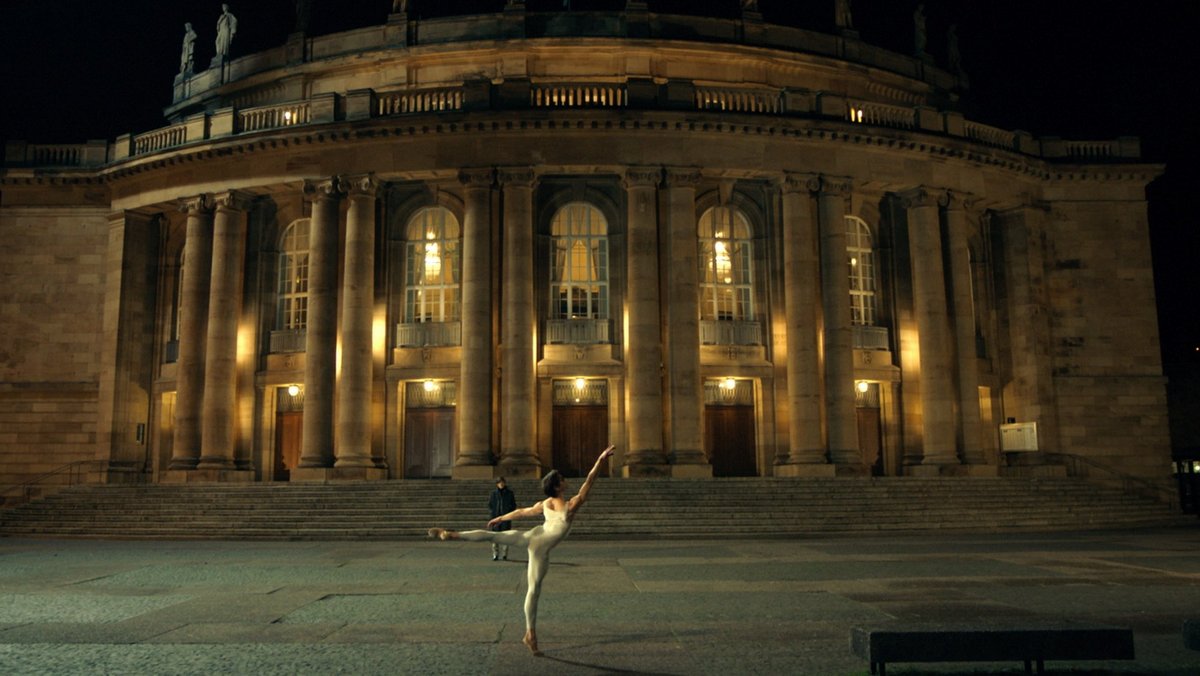 Das lässt die Herzen von Stuttgarter Ballettbegeisterten höher schlagen: erleuchtete Oper, Tänzer (Friedemann Vogel vom Stuttgarter Ballett), Cranko (Sam Riley). Filmstills: Philip Sichler/Zeitsprung Pictures/SWR/Port au Prince Pictures