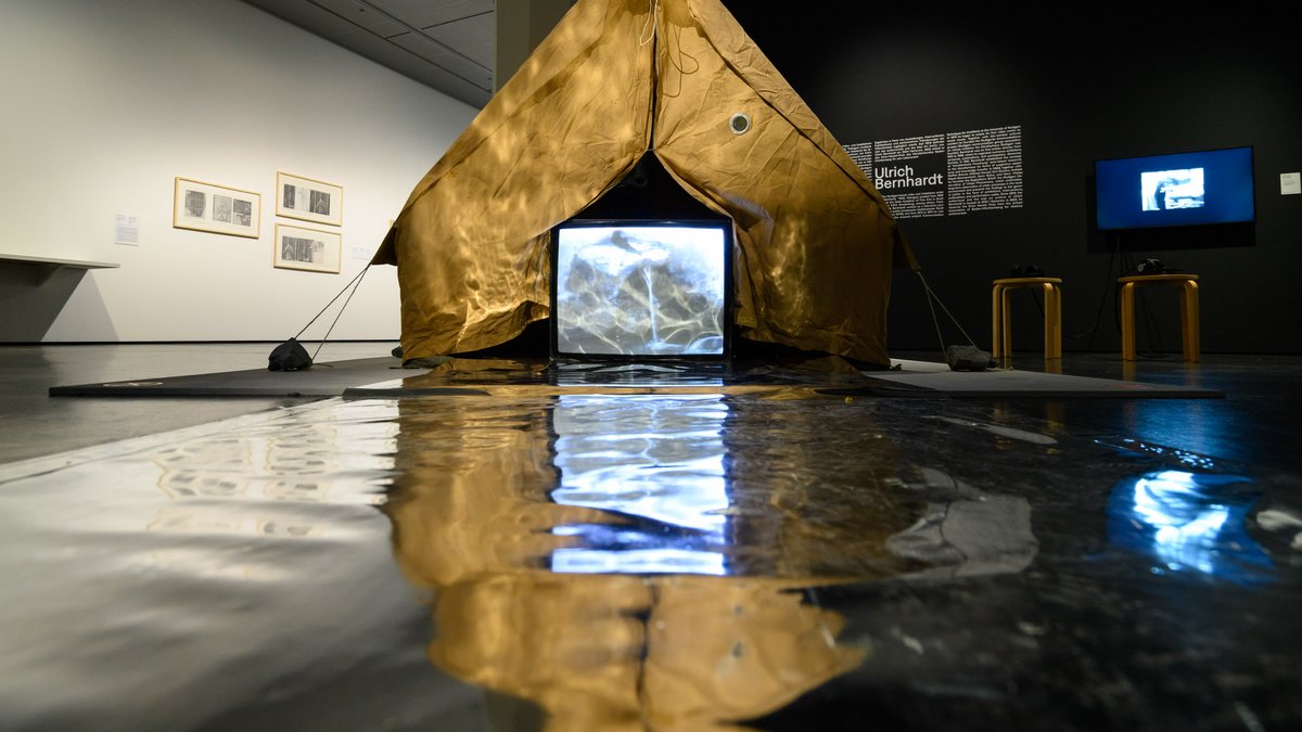 Videoinstallation "Der Fluss" – das Wasser ist eine Folie und Sinnbild für die Zeit. Fotos: ZKM Zentrum für Kunst und Medien Karlsruhe, Joe Miletzki