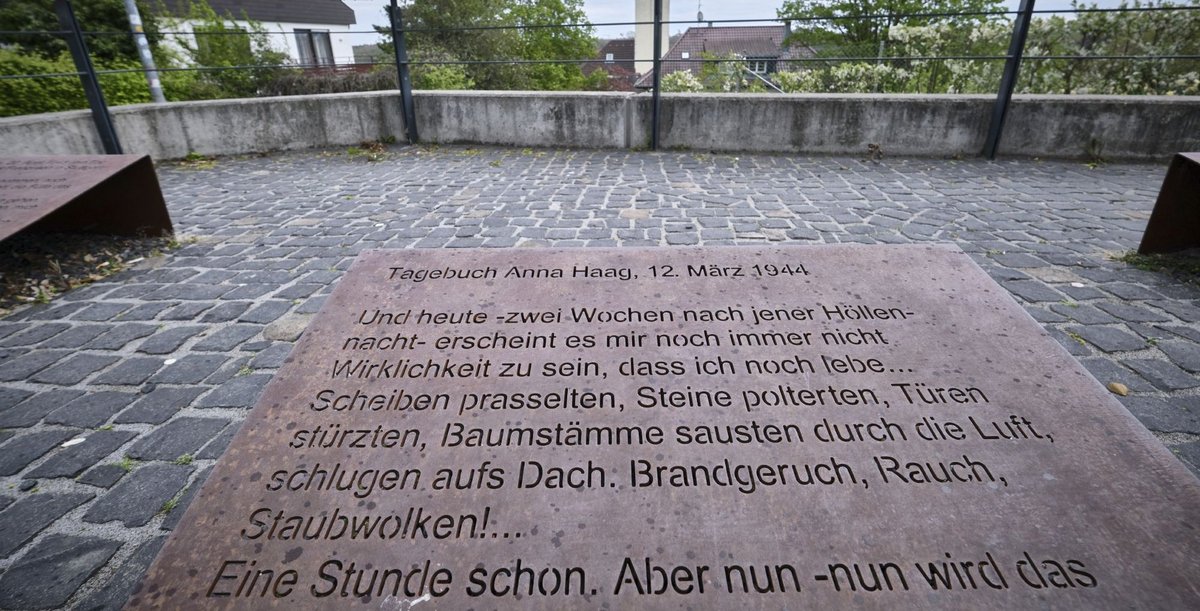 Auf dem Anna-Haag-Platz in Stuttgart-Sillenbuch: Tagebuchausschnitte, herausgestanzt aus Metall. Foto: Joachim E. Röttgers