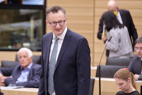 Schwarz sitzt seit Jahrzehnten in diversen Parlamenten.