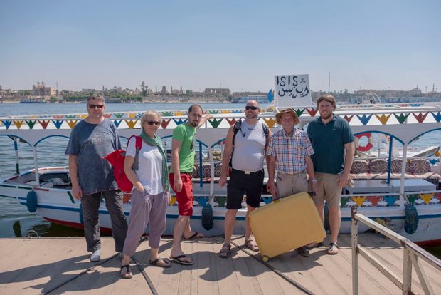 Bernd Vöhringer, Gesa von Leesen, Max Czipf, Daniel Wiese, Fritz Bronni und Samuel Kleinschmidt am Ufer des Nils.