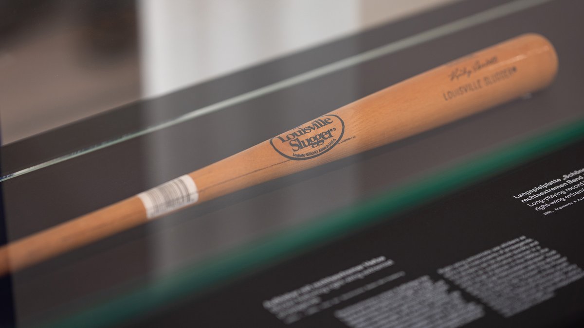 Ausstellungsobjekt Baseballschläger, Symbol für rechten Terror. Fotos: Julian Rettig