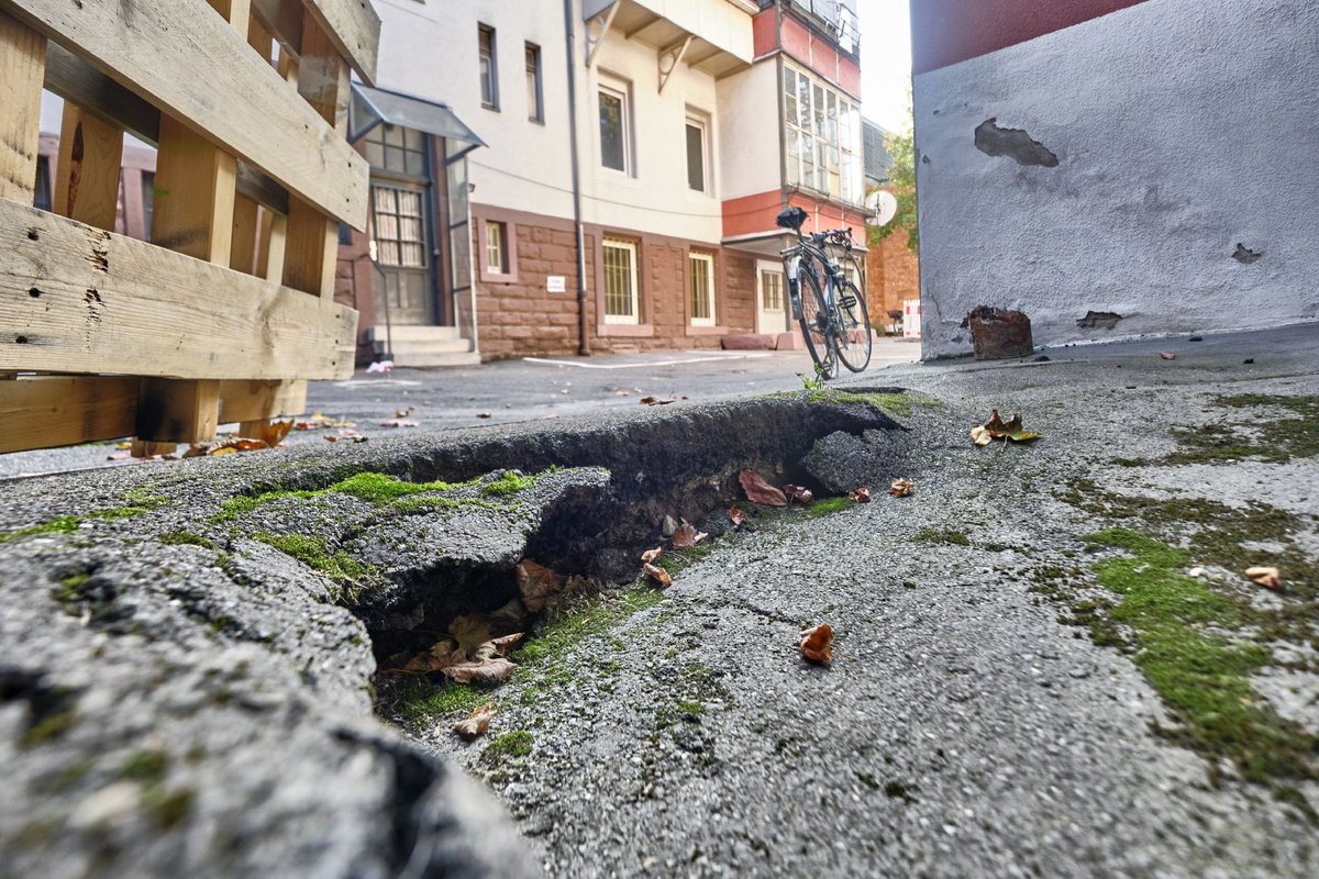 Fies für Radfahrer: Der Hof der Urbanstraße 49 sinkt ab. Fotos: Joachim E. Röttgers