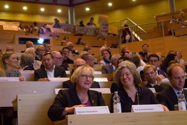 Nach dem Protest ist alles wieder gut: Theresia Bauer (vorne links) und die neue Uni-Rektorin Kerstin Krieglstein.