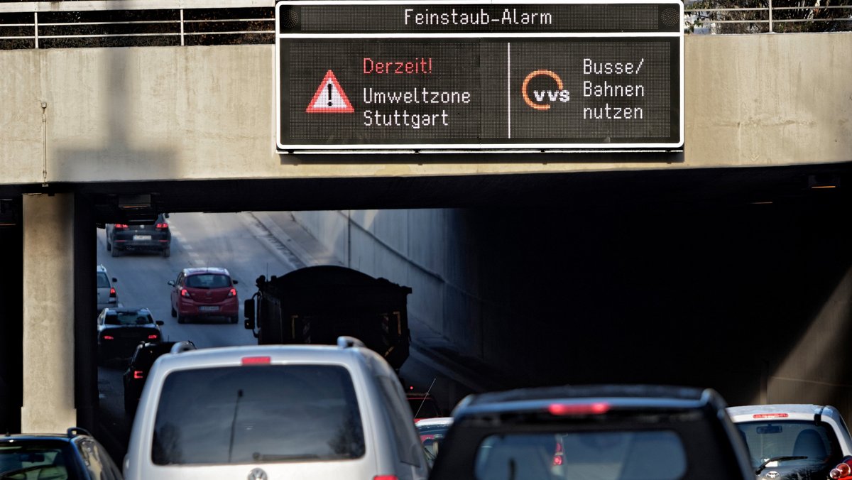 Umweltzonen, Tempolimits und Fahrverbote wirken – und dennoch: Stau in Stuttgarts Hauptstätter Straße, Januar 2016. Foto: Joachim E. Röttgers
