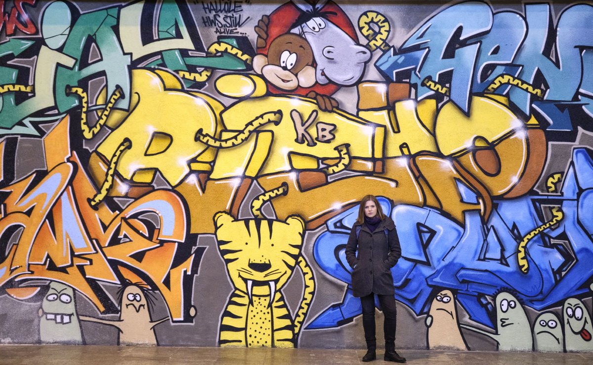 Die Politikerin als Projektionsfläche: Mirow stellt sich vor die Graffiti-Wand im Stuttgarter Hauptbahnhof.