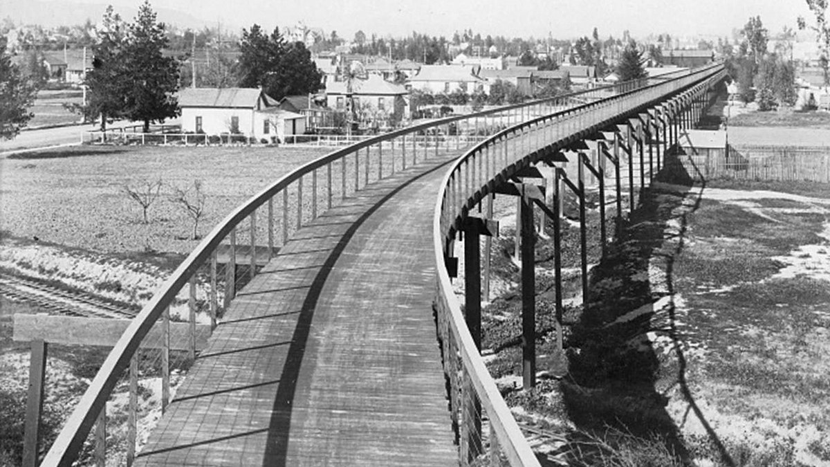 Als Prototyp der Höhenradwege gilt der "California Cycleway" in Pasadena, eröffnet im Jahr 1900. Foto: Putnam, Southern Pacific Railroad Company, Dobbins Collection, Pasadena Museum of History. Gemeinfrei, https://commons.wikimedia.org/w/index.php?curid=3392448