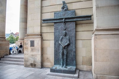 Seitlich am Königsbau versteckt: Alfred Hrdlickas Denkmal für Widerstandskämpfer Eugen Bolz.