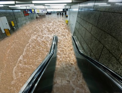 Hybris hoch zehn: Bei zu viel Regen soll der Bahnhof kontrolliert geflutet werden. Montage: Joachim E. Röttgers