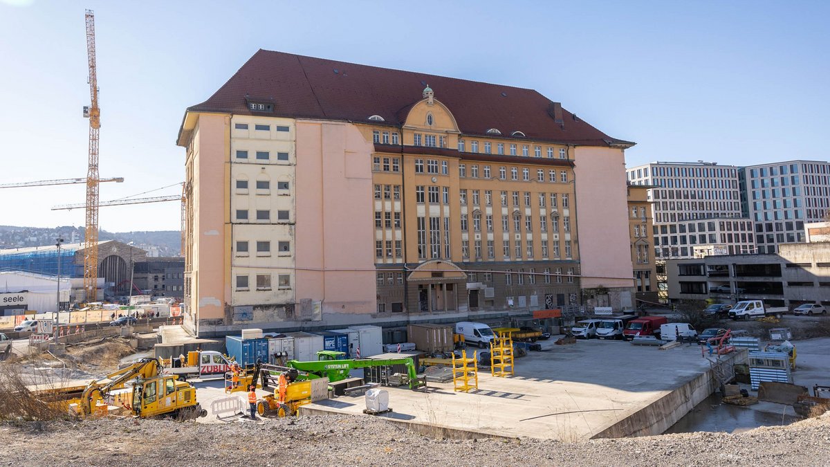 Was von der alten Eisenbahndirektion übrig blieb, steht inzwischen auf Stelzen. Was von der alten Eisenbahndirektion übrig blieb, steht inzwischen auf Stelzen.