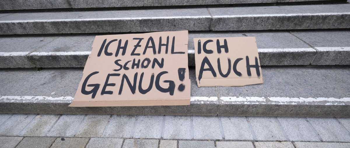 Vor dem Stuttgarter Rathaus am 20. September 2021: Ganz soft fordert die SWSG-Mieterinitiative einen Mietenstopp von der Wohnungsbaugesellschaft der Stadt. Fotos: Joachim E. Röttgers