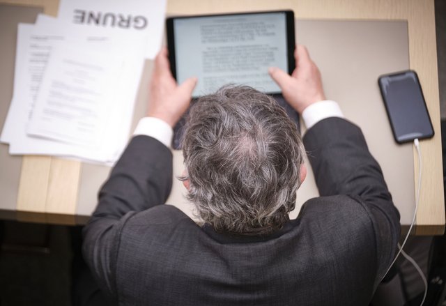 Tablet und Handy genießen die volle Aufmerksamkeit. Tablet und Handy genießen die volle Aufmerksamkeit.