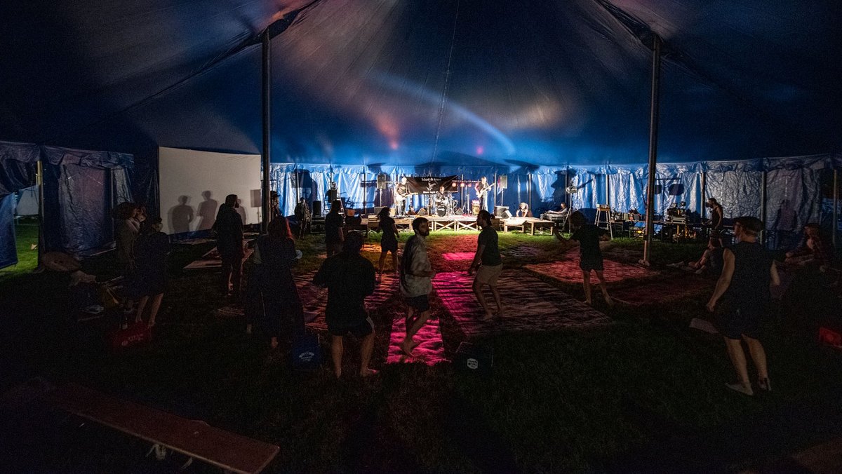 Freitagabend Schwoof im großen Zirkuszelt bei Bluesrock, live. Freitagabend Schwoof im großen Zirkuszelt bei Bluesrock, live.