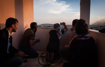 Grenzüberschreitender Blick ins Kampfgebiet von Kobanê. Fotos: Chris Grodotzki
