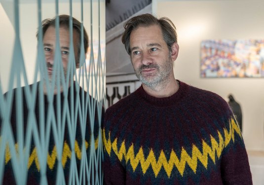 Illusion von Sicherheit: Megyeri neben einem Scherengitter, das aber nur aufgemalt ist.