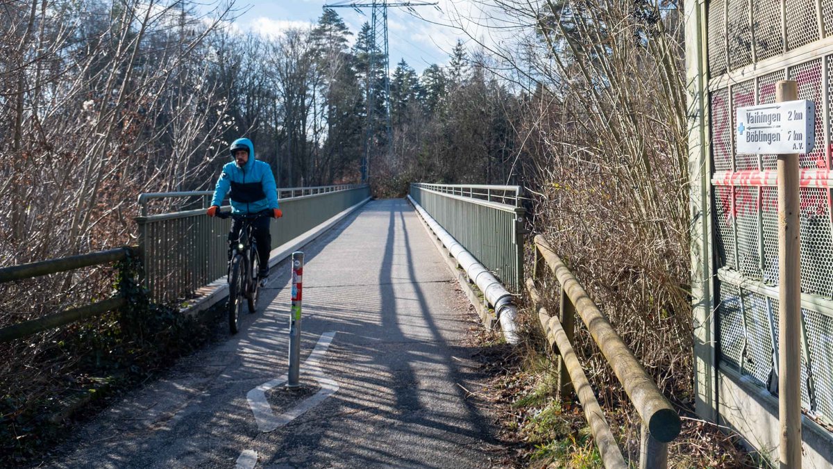 Unscheinbare Radbrücke? Nein, es ist der Start des Radschnellweges 1 nach Böblingen in Stuttgart-Rohr. Foto: Jens Volle