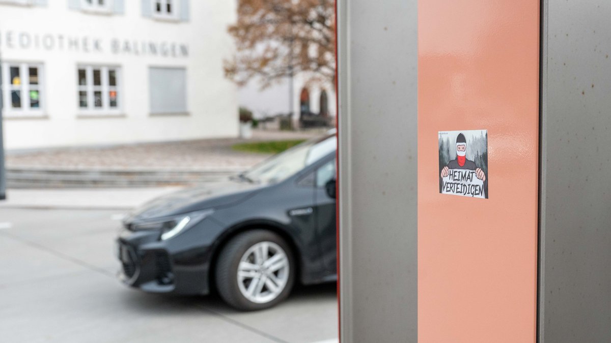 Rechter Aufkleber vor der Balinger Mediothek. Foto: Jens Volle
