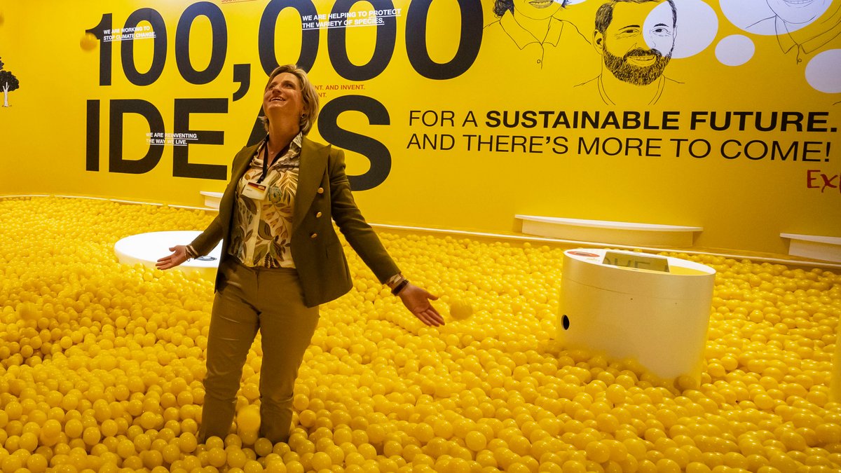 Dubai im Oktober 2021: Landeswirtschaftsministerin Nicole Hoffmeister-Kraut schwelgt im Bällebad des Pavillons der Bundesrepublik. Foto: Wirtschaftsministerium BW/Andreas Keller