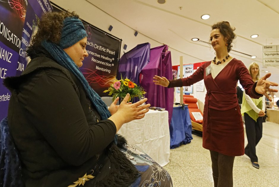 Energy from outer space: Auf der Esoterikmesse in der Liederhalle wird sich mit dem Universum rückverbunden.