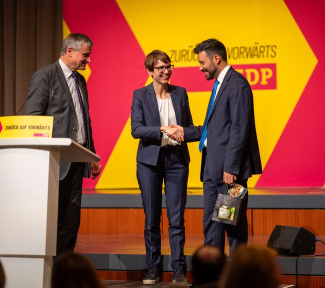 Die FDPler Hans-Ulrich Rülke und Judith Skudelny mit dem Argentinier Alejandro Cacace, Staatssekretär für Deregulierung im Kabinett Milei. 