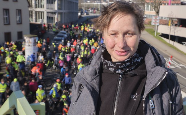 Natenom-Gedenken vor der Staatsanwaltschaft Pforzheim: Ulrike Medger vom Radentscheid Dresden ist eine der Redner:innen. Natenom-Gedenken vor der Staatsanwaltschaft Pforzheim: Ulrike Medger vom Radentscheid Dresden ist eine der Redner:innen.