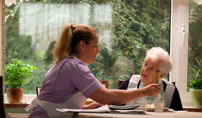 Rickys Frau Abby (Debbie Honeywood) arbeitet mit Paste unter der Nase.