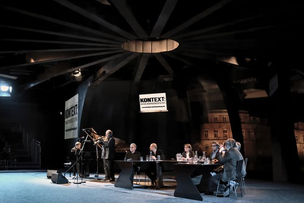 Kontext-Gründungsfeier am 6. April 2011. Meisterkoch Vincent Klink hat sogar ein Ständchen geblasen. Foto: Martin Storz Kontext-Gründungsfeier am 6. April 2011. Meisterkoch Vincent Klink hat sogar ein Ständchen geblasen. Foto: Martin Storz