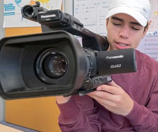 Mahamoud filmt mit dem Profigerät von Kameramann Steffen Braun.