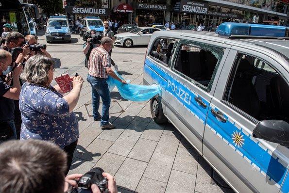 Das beschädigte Auto wird enthüllt. Das beschädigte Auto wird enthüllt.