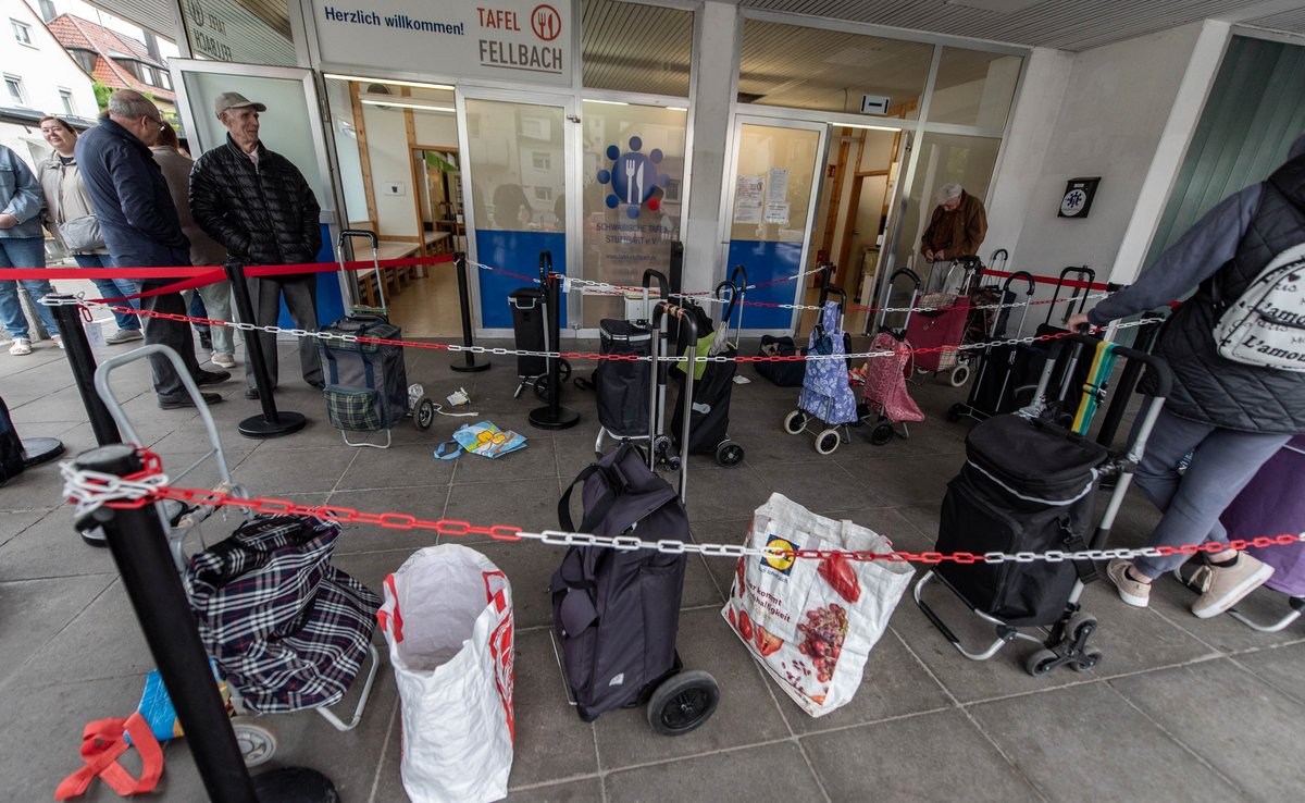 Geduldige Platzhalter beim Anstehen vor dem Tafelladen. Geduldige Platzhalter beim Anstehen vor dem Tafelladen.