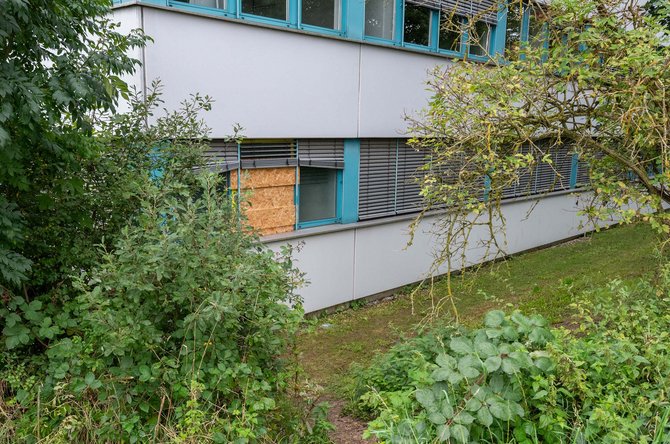 Durch dieses Fenster stieg die Gruppe bei der Rüstungsfirma Elbit ein. Foto: Jens Volle