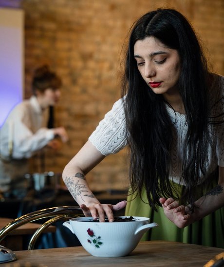 Yasmin Ahmed, Schweizerin mit pakistanischen Wurzeln, kann die Gefühle der polnischen Migrant:innen nachempfinden. Yasmin Ahmed, Schweizerin mit pakistanischen Wurzeln, kann die Gefühle der polnischen Migrant:innen nachempfinden.