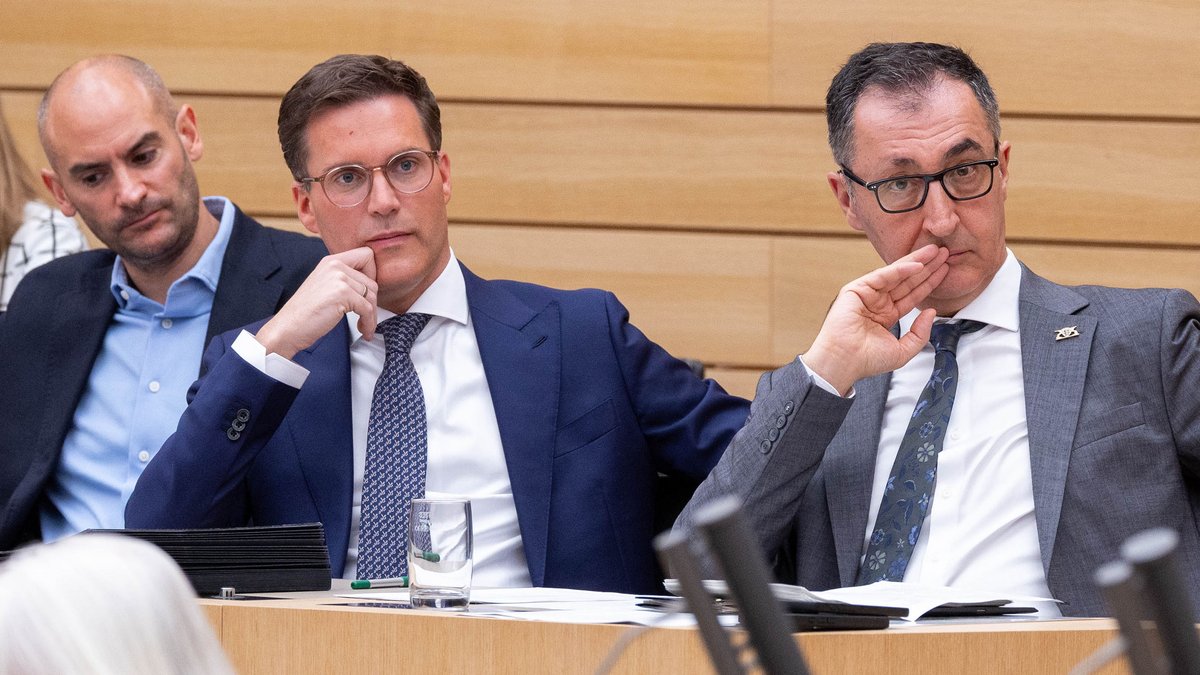 Ministerpräsident Cem Özdemir (Grüne, rechts) und sein Vize Manuel Hagel (CDU) verzichten darauf, mit Erfolgen zu werben. Foto: Julian Rettig