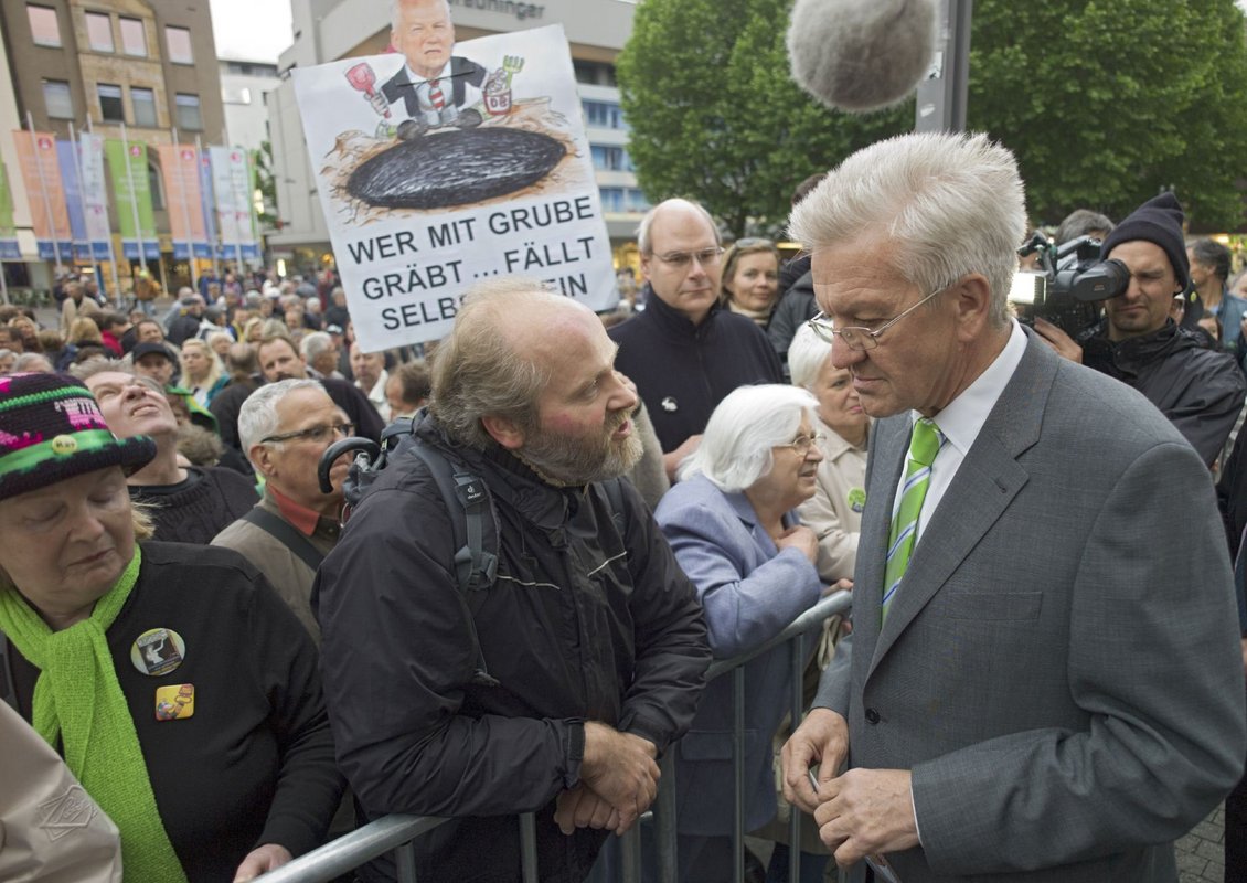 Winfried Kretschmann 2011 im Gespräch mit dem Protestbürger.